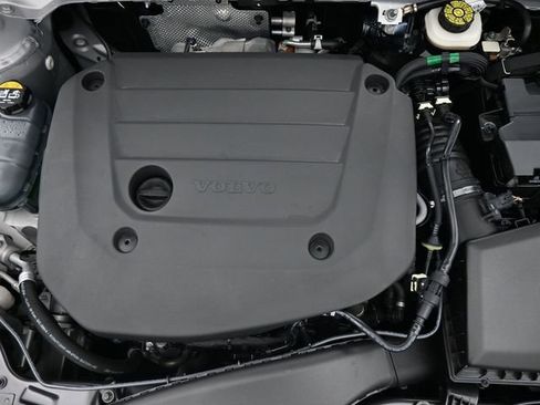 Used 2024 Volvo XC40 B5 Plus w/ Protection Package Premier image 34