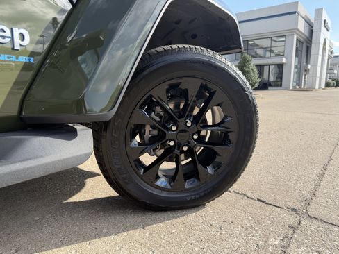 Used 2023 Jeep Wrangler Sahara w/ Cold Weather Group image 25