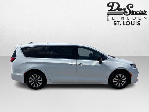 Used 2024 Chrysler Pacifica Limited FWD image 2