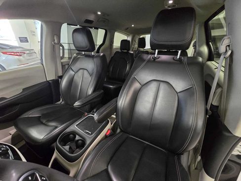 Used 2023 Chrysler Pacifica Touring-L FWD image 20