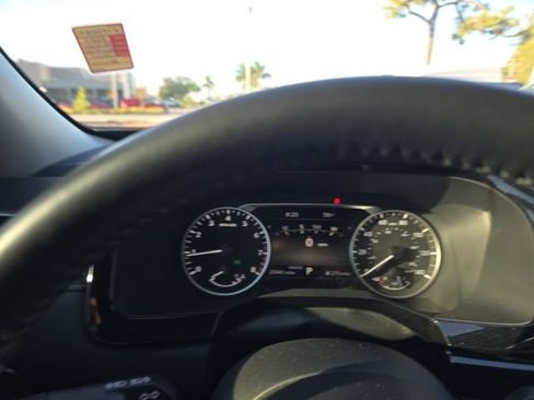 Used 2024 Nissan Pathfinder SL FWD image 12