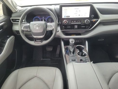 Used 2024 Toyota Highlander Platinum FWD image 18
