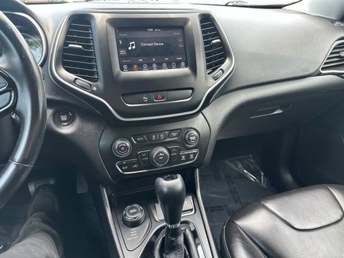 Used 2019 Jeep Cherokee Latitude Plus AWD/4WD image 26