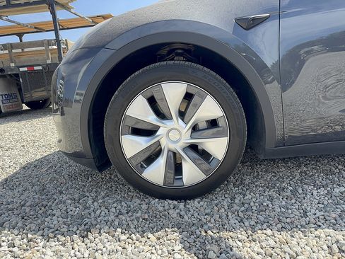 Used 2024 Tesla Model Y Long Range AWD/4WD image 7