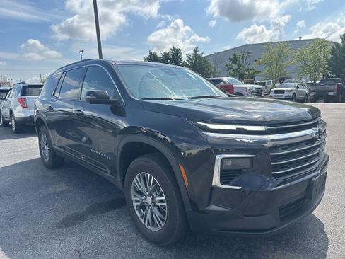 Used 2024 Chevrolet Traverse LT FWD image 2