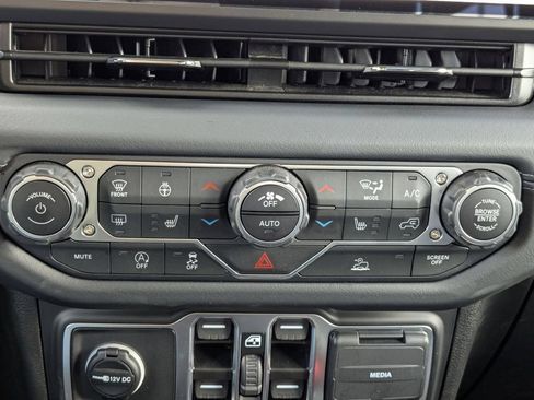 Used 2025 Jeep Wrangler Unlimited Rubicon w/ Convenience Group AWD/4WD image 21