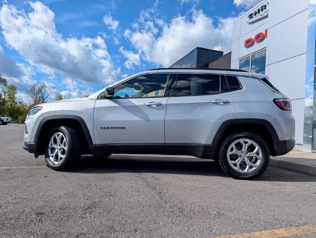 Used 2024 Jeep Compass Latitude AWD/4WD image 8