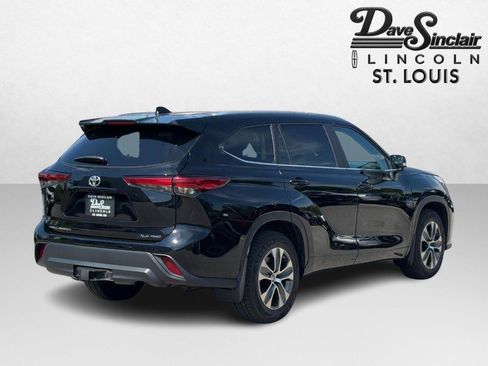 Used 2023 Toyota Highlander XLE AWD/4WD image 3