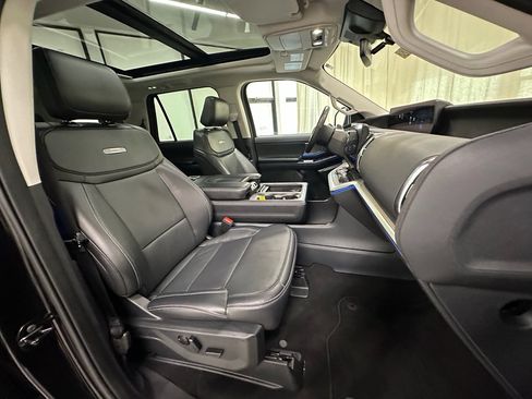 Used 2025 Ford Expedition Platinum image 25