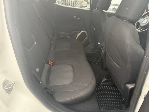 Used 2017 Jeep Renegade Latitude w/ Cold Weather Group image 17