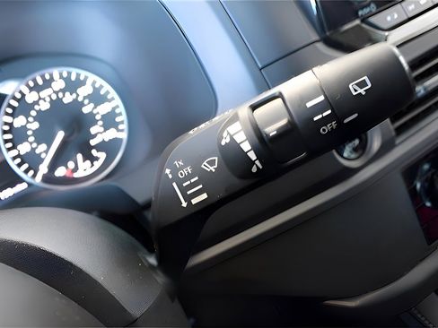 Used 2025 Nissan Pathfinder S image 16