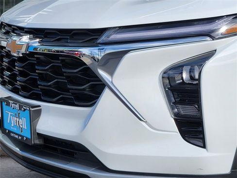 Used 2025 Chevrolet Trax LT image 8