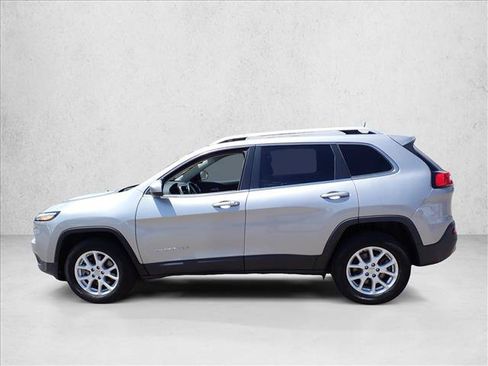 Used 2018 Jeep Cherokee Latitude Plus w/ Cold Weather Group AWD/4WD image 2