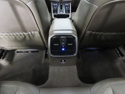 Certified 2025 Porsche Macan AWD/4WD image 32