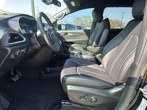 New 2026 Chrysler Voyager LX image 9