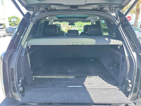 Certified 2025 Land Rover Range Rover SE AWD/4WD image 11
