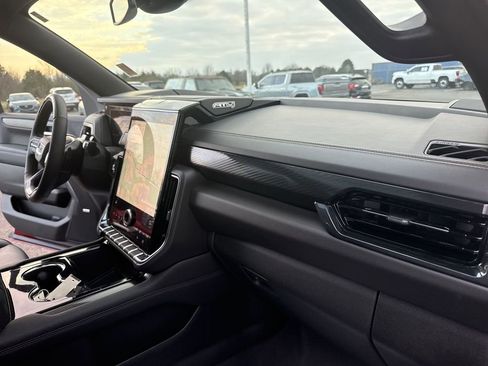 Used 2025 GMC Yukon AT4 image 36