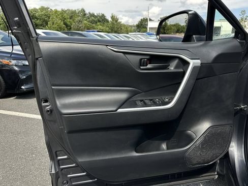 Used 2019 Toyota RAV4 LE FWD image 10