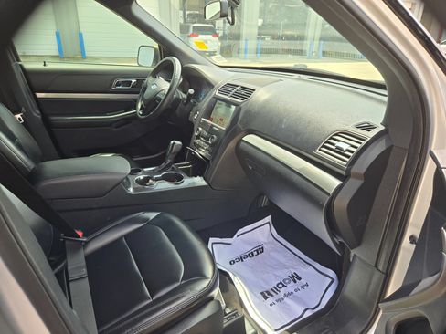 Used 2019 Ford Explorer XLT w/ Equipment Group 202A FWD image 25