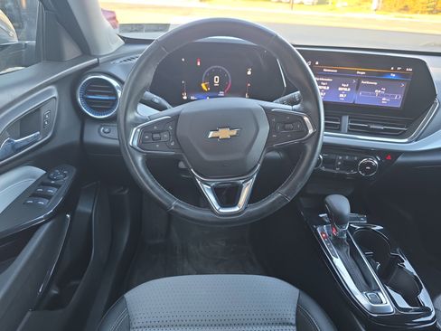 Used 2024 Chevrolet Trax LT w/ LT Convenience Package image 2