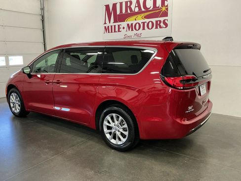 Used 2025 Chrysler Pacifica Select AWD/4WD image 8
