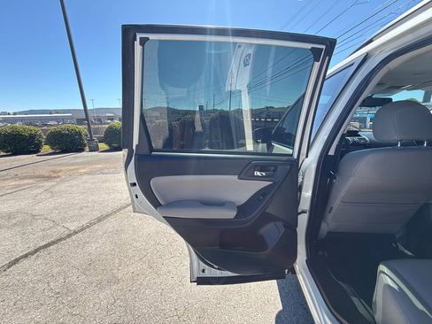 Used 2016 Subaru Forester 2.5i Limited AWD/4WD image 11