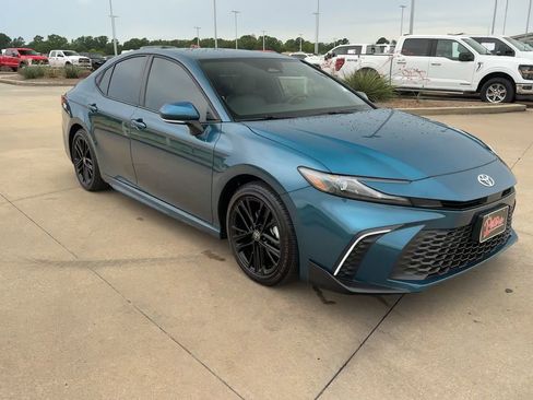 Used 2025 Toyota Camry SE image 3