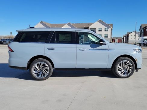 New 2025 Lincoln Navigator Reserve image 2