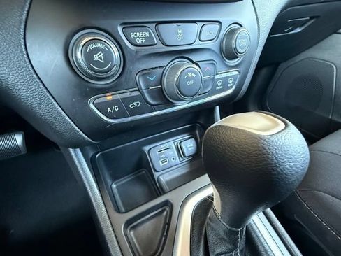 Used 2017 Jeep Cherokee Latitude w/ Safety/Convenience Group FWD image 28