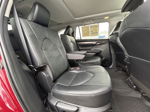 Used 2021 Toyota Highlander Platinum image 17