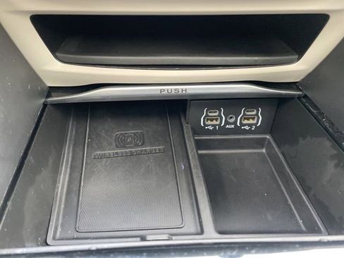 Used 2024 Chrysler Pacifica Limited FWD image 31