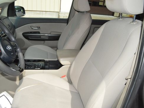 Used 2016 Kia Sedona LX w/ LX Convenience Package FWD image 15
