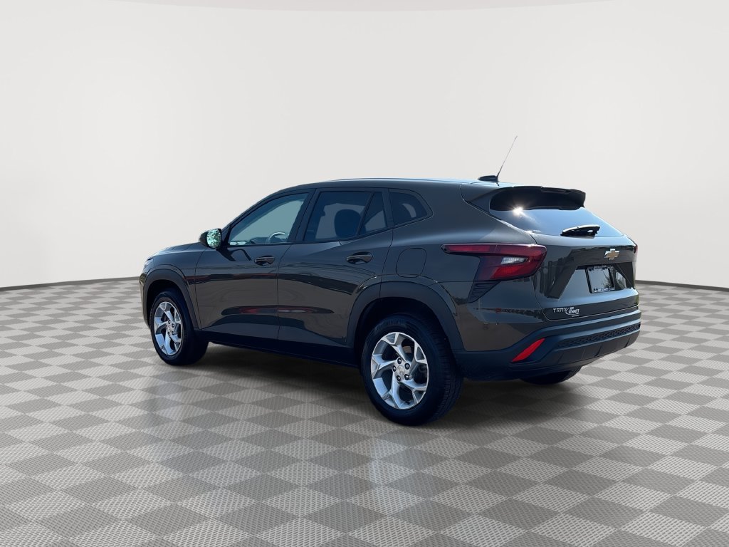 Used 2024 Chevrolet Trax LS w/ LS Convenience Package FWD image 8