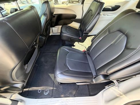 Used 2023 Chrysler Pacifica Touring-L image 13
