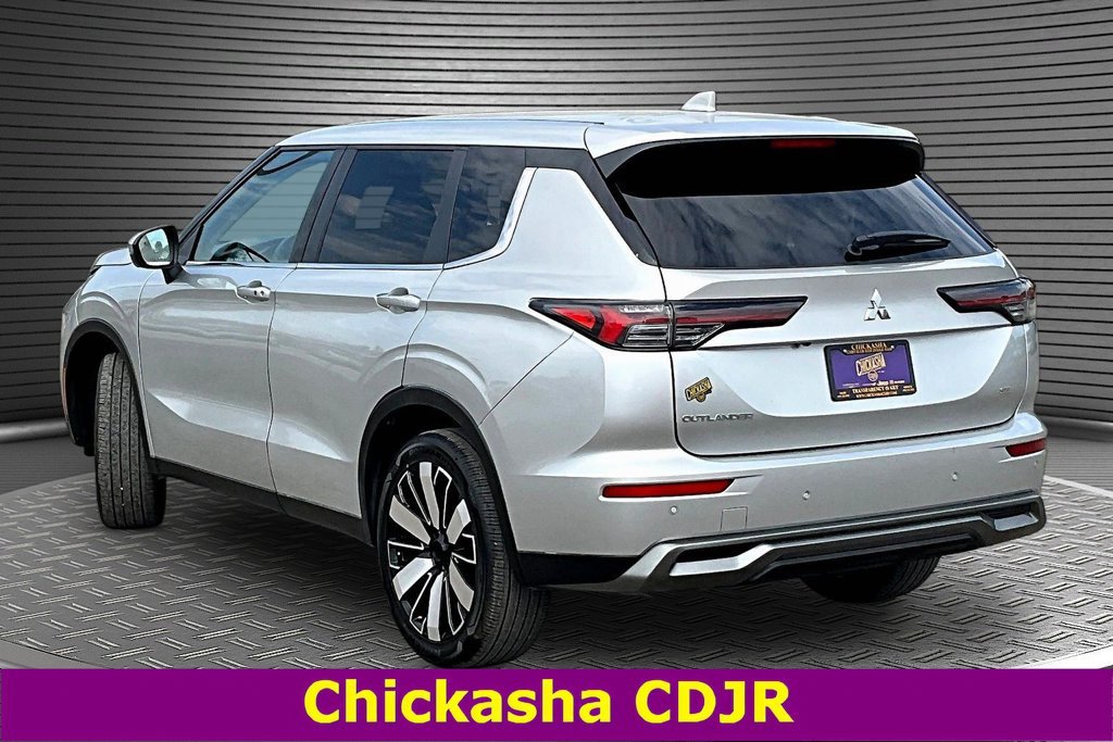 Used 2025 Mitsubishi Outlander SE AWD/4WD image 4