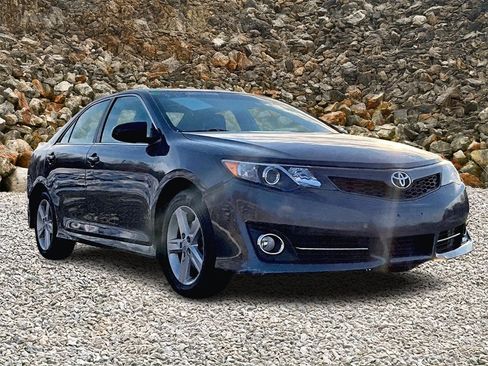 Used 2014 Toyota Camry SE image 1
