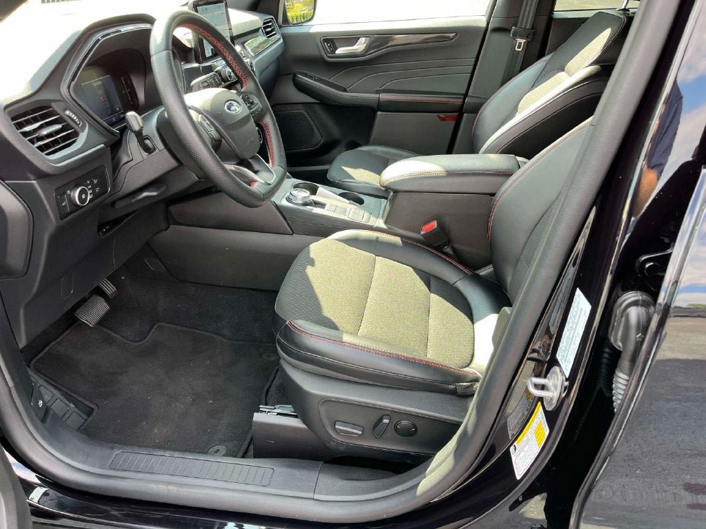 Used 2025 Ford Escape ST-Line Select AWD/4WD image 28