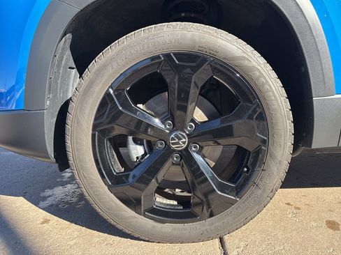 Certified 2025 Volkswagen Taos SE image 28