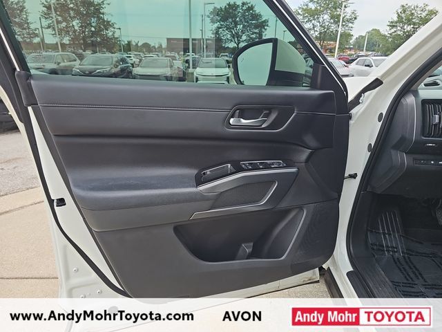 Used 2023 Nissan Pathfinder SL AWD/4WD image 11
