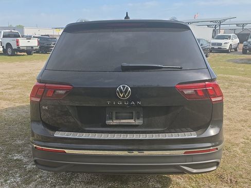 Used 2022 Volkswagen Tiguan SE w/ Panoramic Sunroof Package FWD image 9
