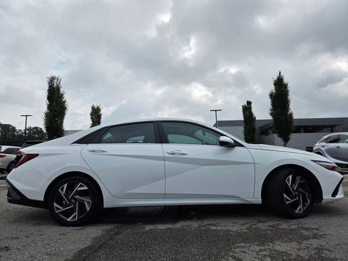 Used 2025 Hyundai Elantra SEL FWD image 28