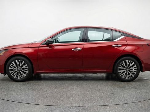 Used 2025 Nissan Altima 2.5 SV image 5