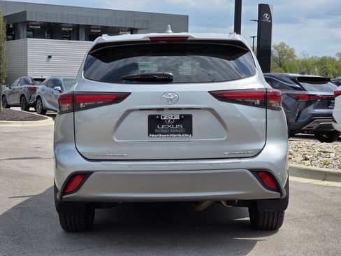 Used 2024 Toyota Highlander Platinum FWD image 28
