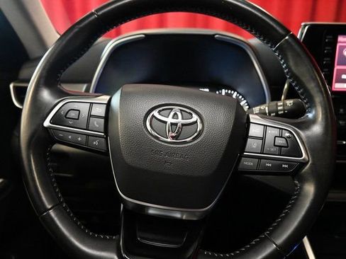 Used 2021 Toyota Highlander XLE image 14