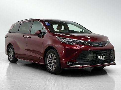 Used 2021 Toyota Sienna XLE image 7