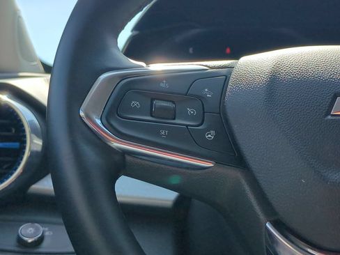Used 2025 Chevrolet Trax LT w/ LT Convenience Package FWD image 20