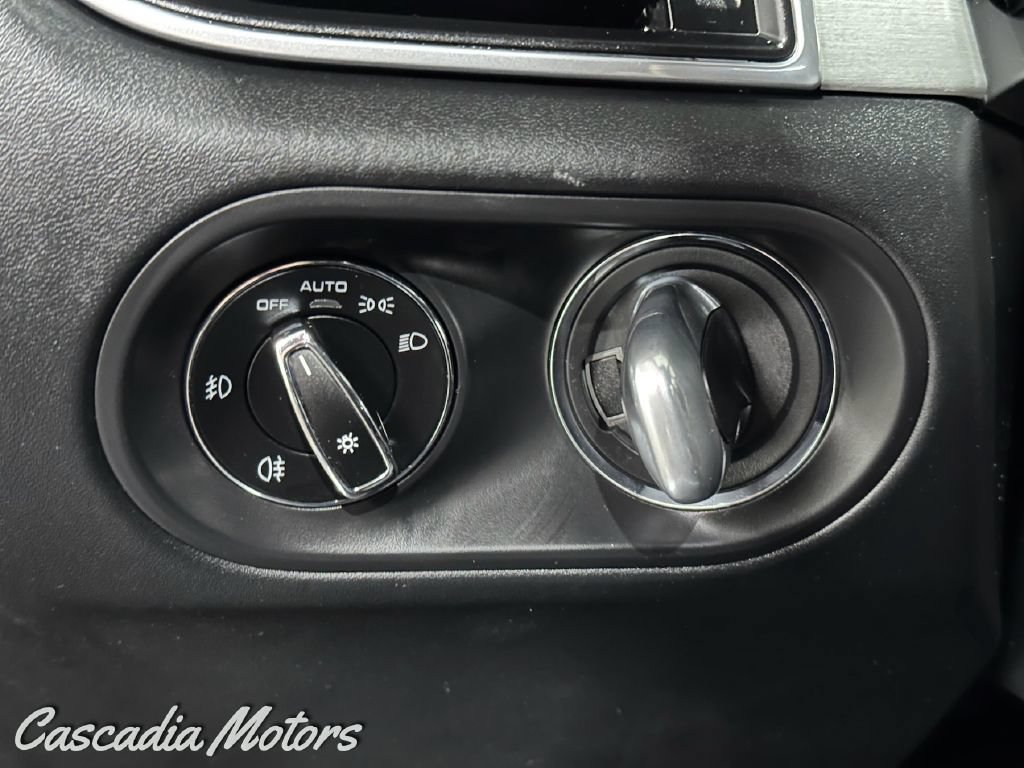 Used 2016 Porsche Macan Turbo AWD/4WD image 40