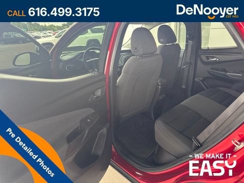 Used 2023 Chevrolet Bolt EUV LT w/ Comfort Package FWD image 17