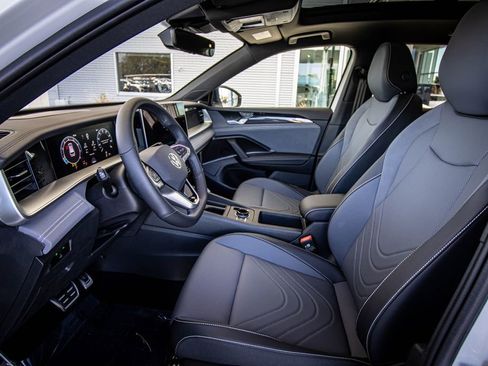 New 2026 Volkswagen Tiguan SE R-Line FWD image 28