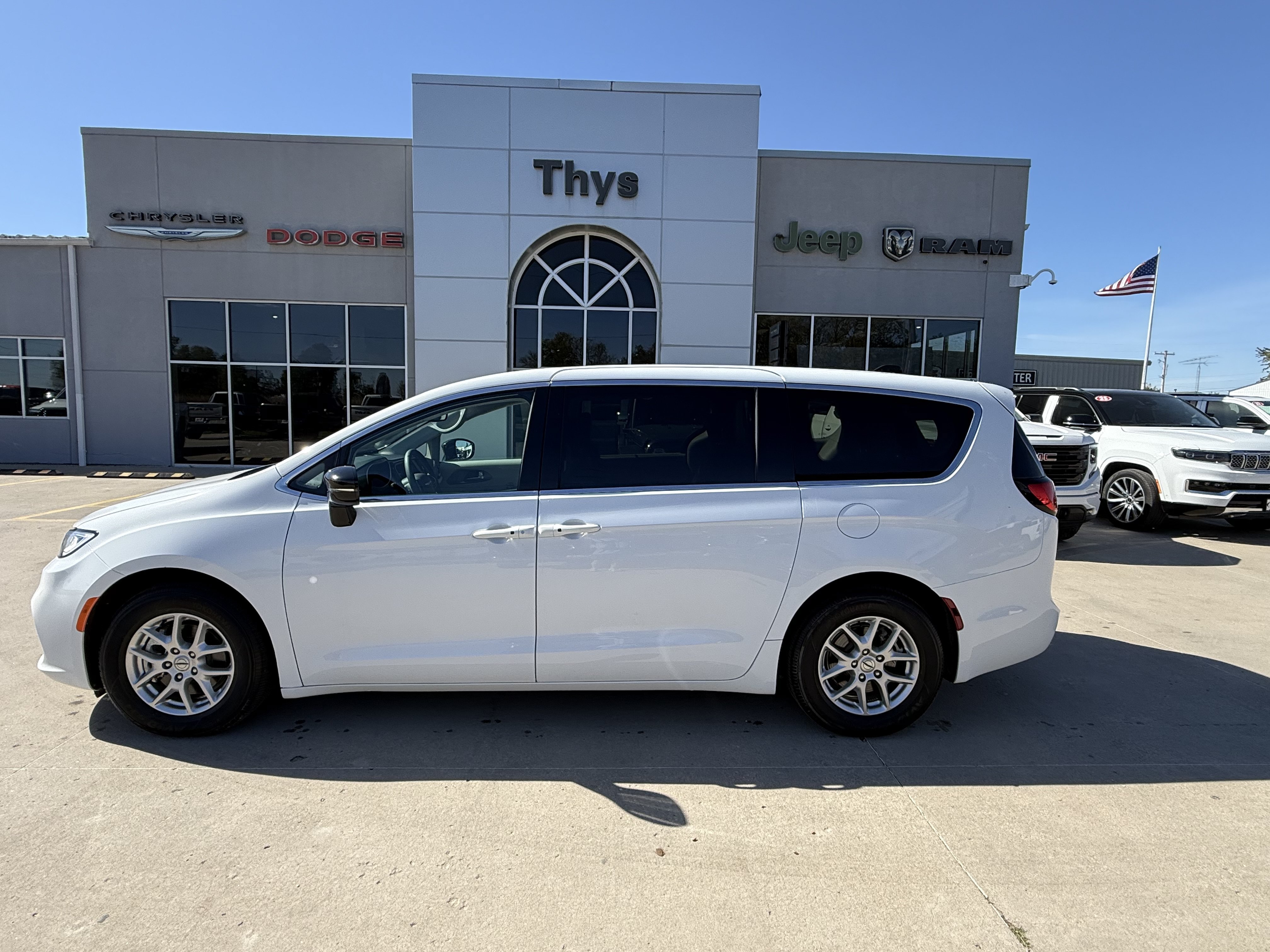 Used 2024 Chrysler Pacifica Touring-L FWD image 30